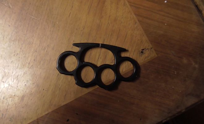 Elev cu armă albă asupra sa, surprins în curtea unui liceu din Zalău