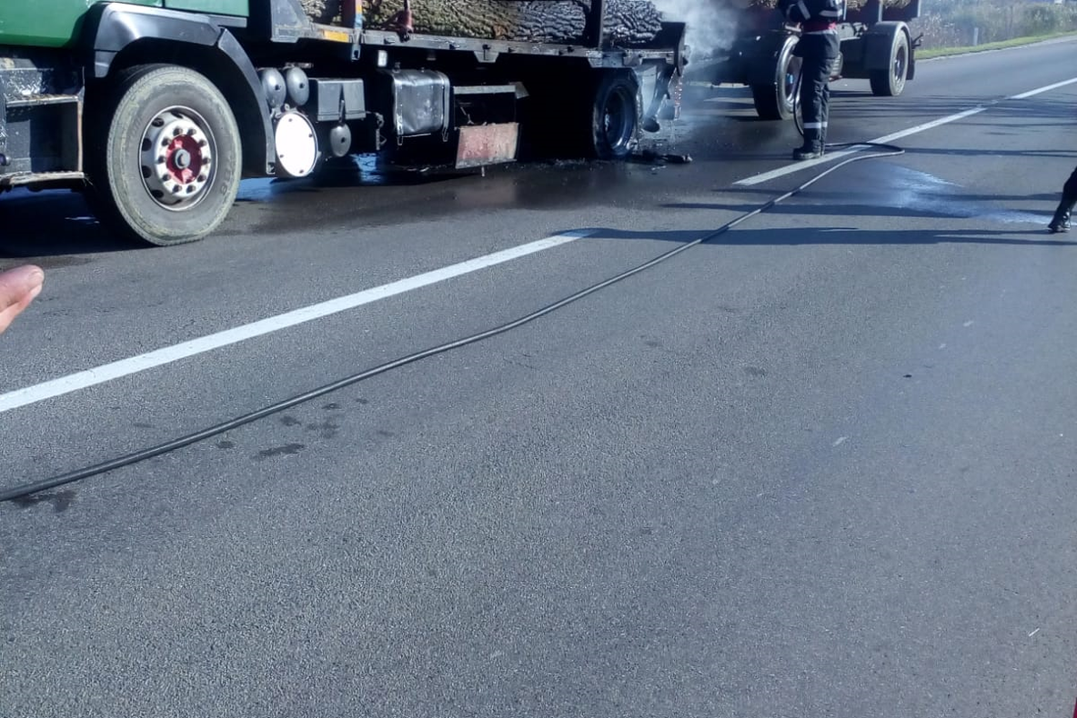 La Zimbor:  camionetă cu lemne, cuprinsă de flăcări. Pompierii, chemați să stingă incendiul