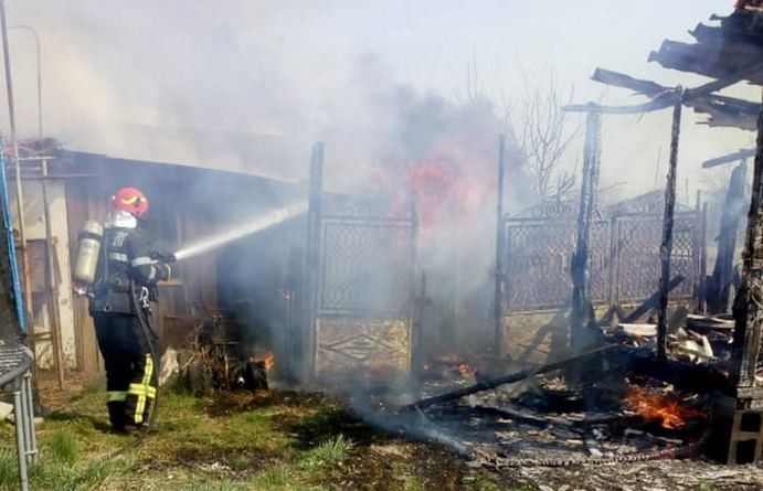 Incendiu în zori de zi într-o gospodărie din Sânmihaiu Almașului