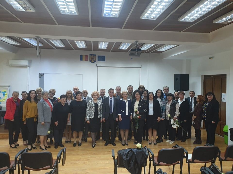 "Lauri pentru seniori" - Cadrele didactice pensionate, felicitate