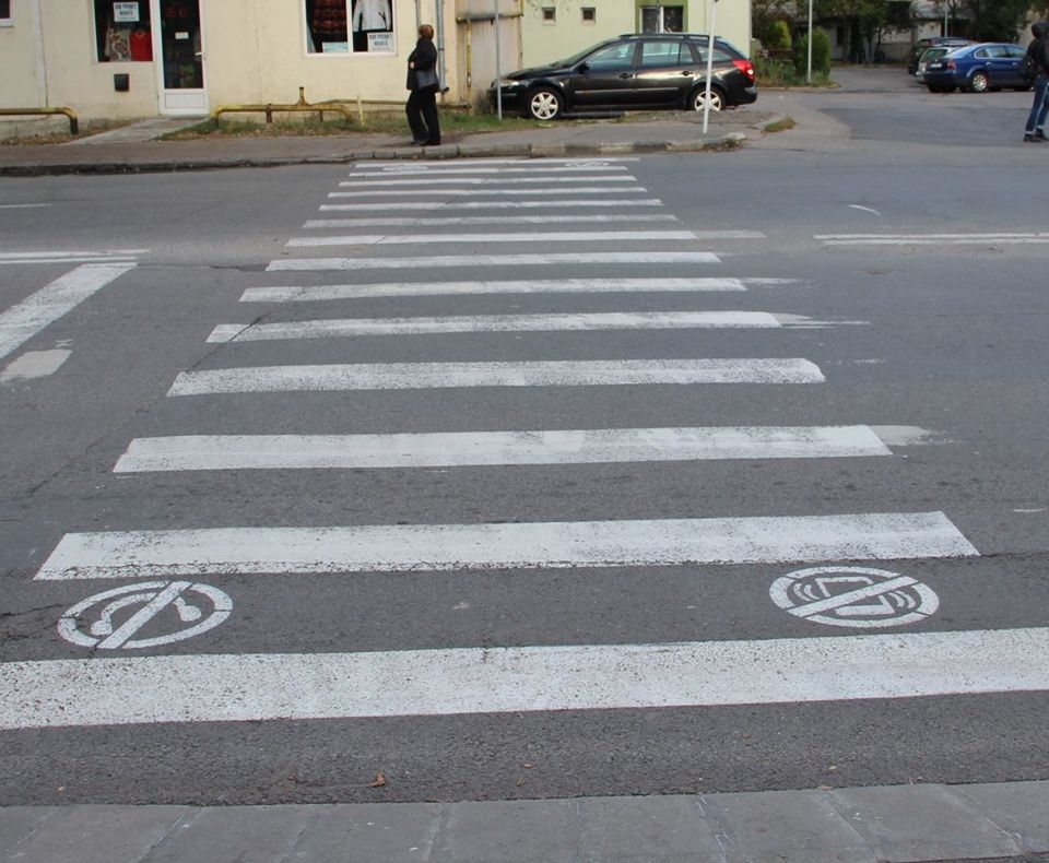 La Zalău, marcaje de avertizare pe trecerile pentru pietoni