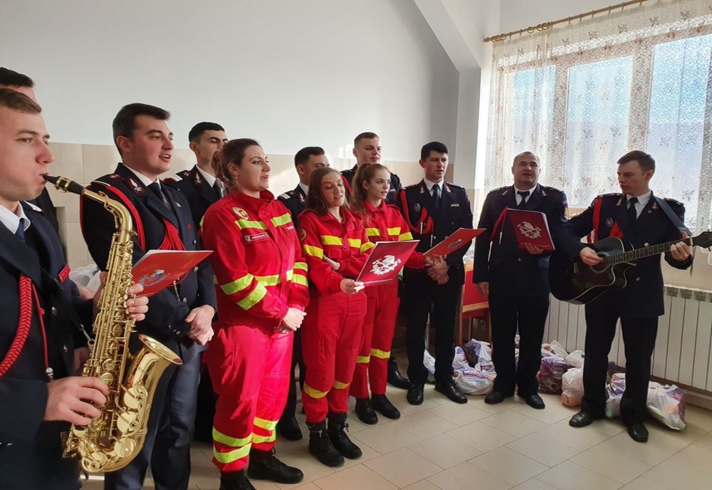 Colinde şi urături, în locul sirenelor de pe maşinile de pompieri