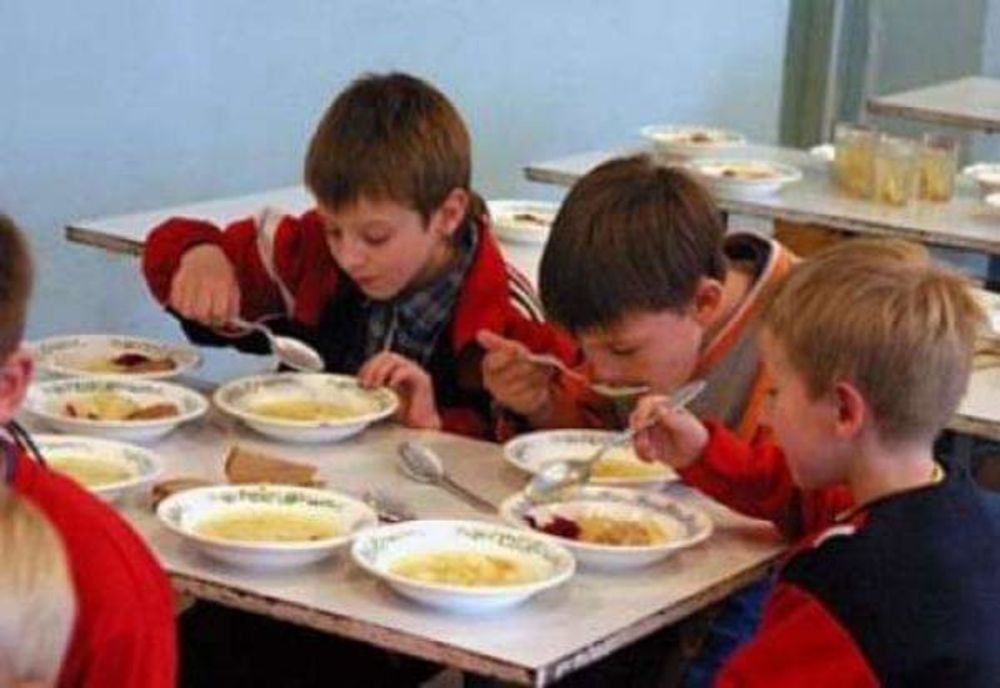 Peste 1700 de elevi sălăjeni, incluși în programul-pilot "Masă la școală"