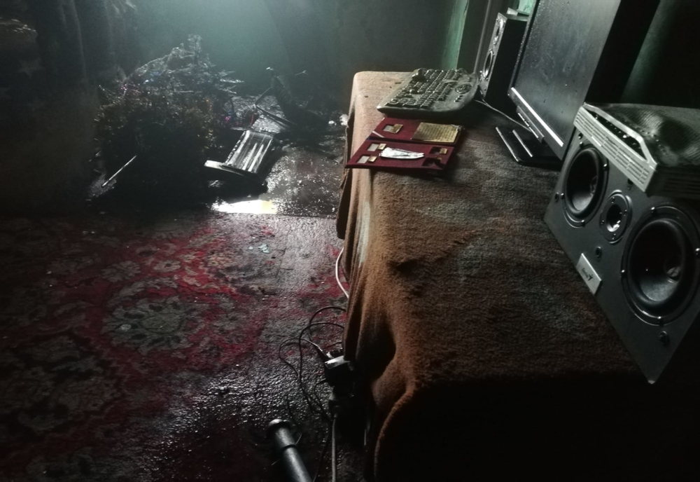 Foc la ceas seara. O casă din localitatea Boghis, cuprinsă de flăcări