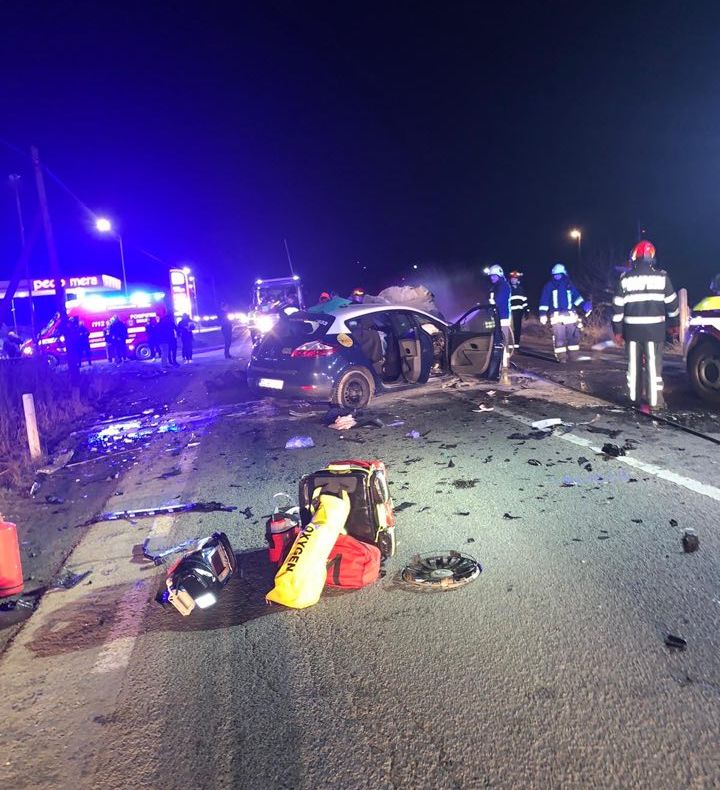 FOTO | Grav accident între Cluj şi Zalău! Trei copii şi doi adulţi au fost răniţi după impactul dintre două maşini