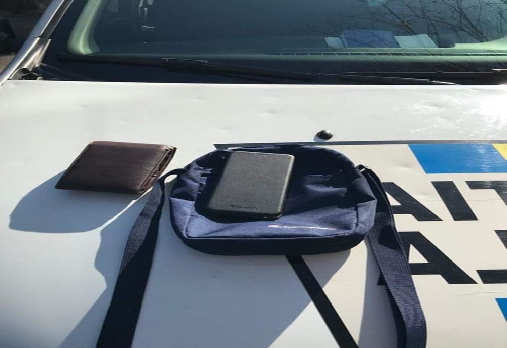 Borsetă cu documente și bani, găsită și restituită de polițiștii locali