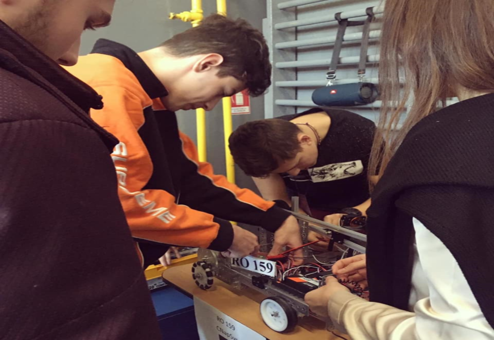 Elevi de la două colegii din Zalău, la Campionatul Regional de Robotică 
