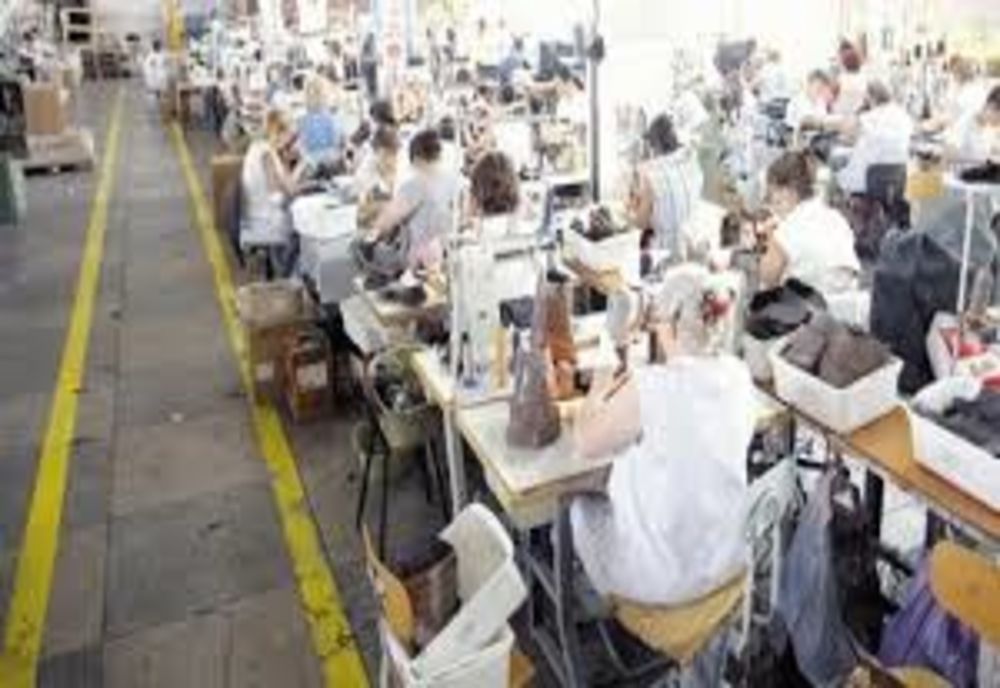 Un producător de încălţăminte închide fabrica din Şimleu. Peste 230 de angajaţi  - în şomaj