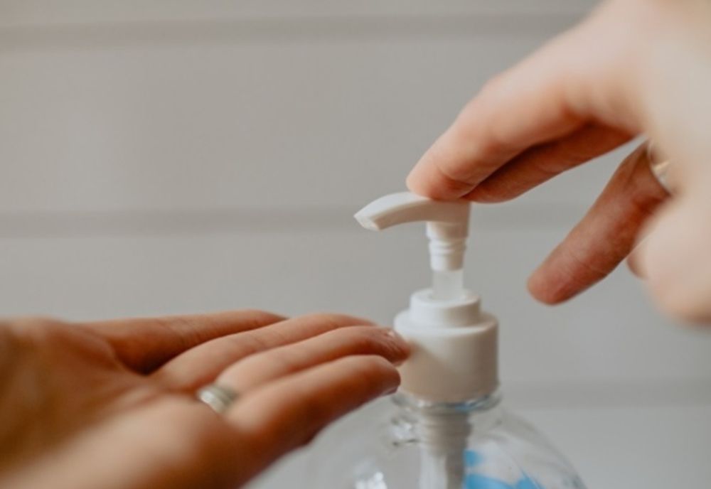 Toate blocurile trebuie să aibă la intrare dispozitive cu dezinfectant. Pe scara blocurilor trebuie făcută dezinfecție periodică