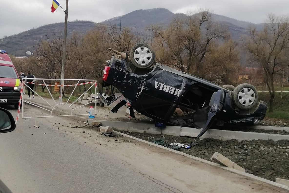Autospecială a Jandarmeriei, aflată în misiune, implicată într-un accident