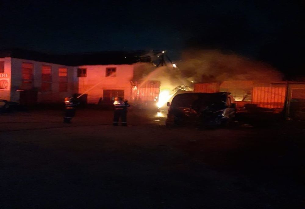 Incendiu în miez de noapte la un service auto din Crișeni. Pompierii au intervenit cu șase autospeciale