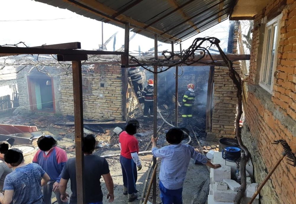 Gospodărie, cuprinsă de flăcări la Turbuța. Doi bătrâni au suferit atacuri de panică