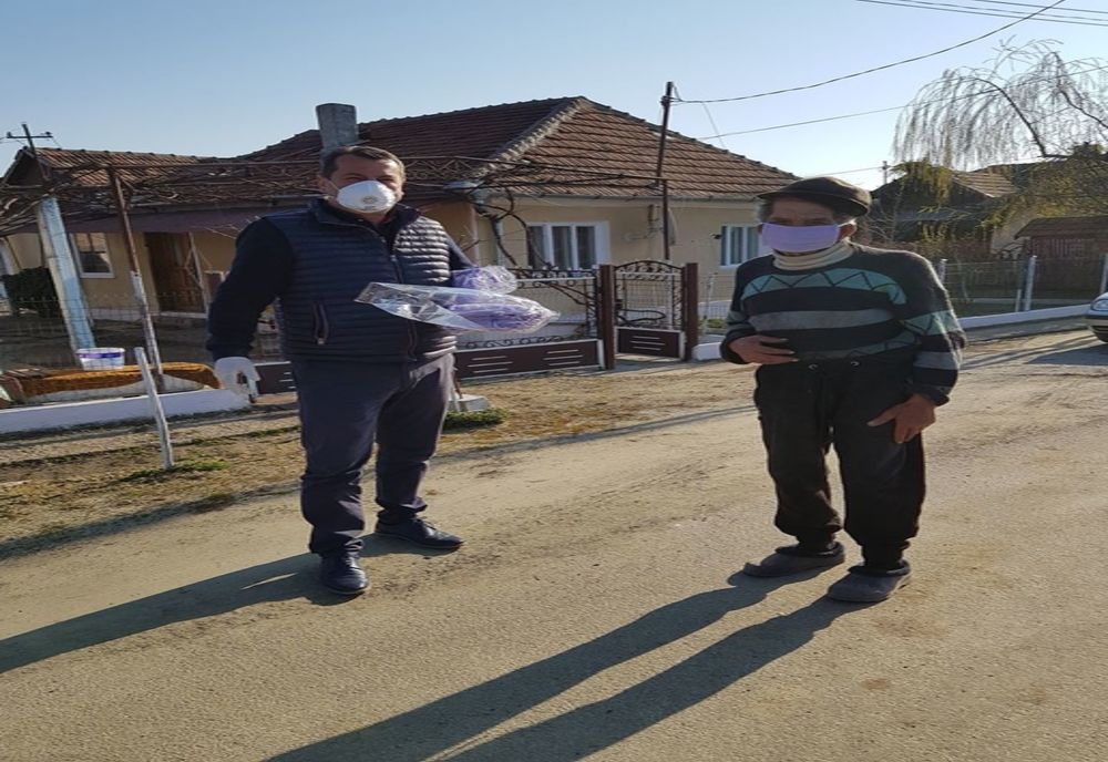  Din partea autorităților locale, măști de protecție pentru seniorii din comuna Măeriște 