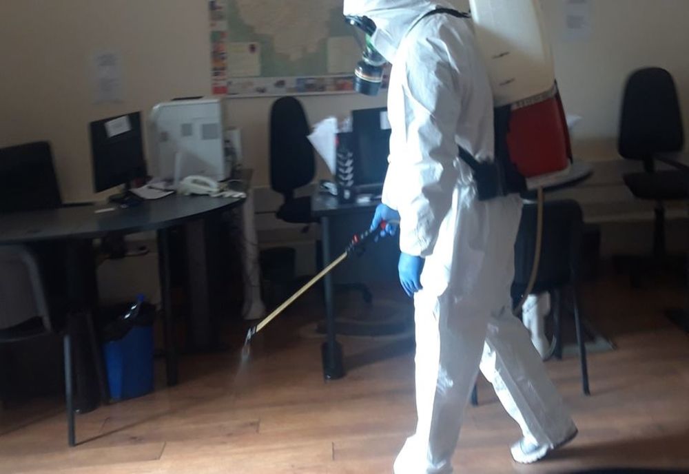 După confirmarea unui caz pozitiv de coronavirus la Primăria Zalău, a început dezinfecția instituției