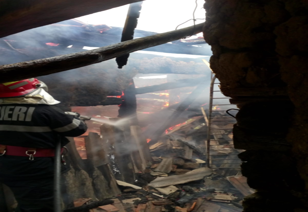 Incendiu în localitatea Derșida. O anexă gospodărească și o magazie de lemne, cuprinse de flăcări