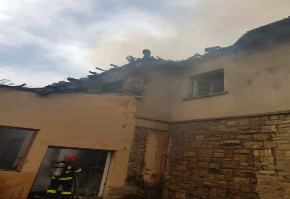 Incendiu pe Meseş la Cabana Pionerilor. Pompierii au intervenit cu trei autospeciale 