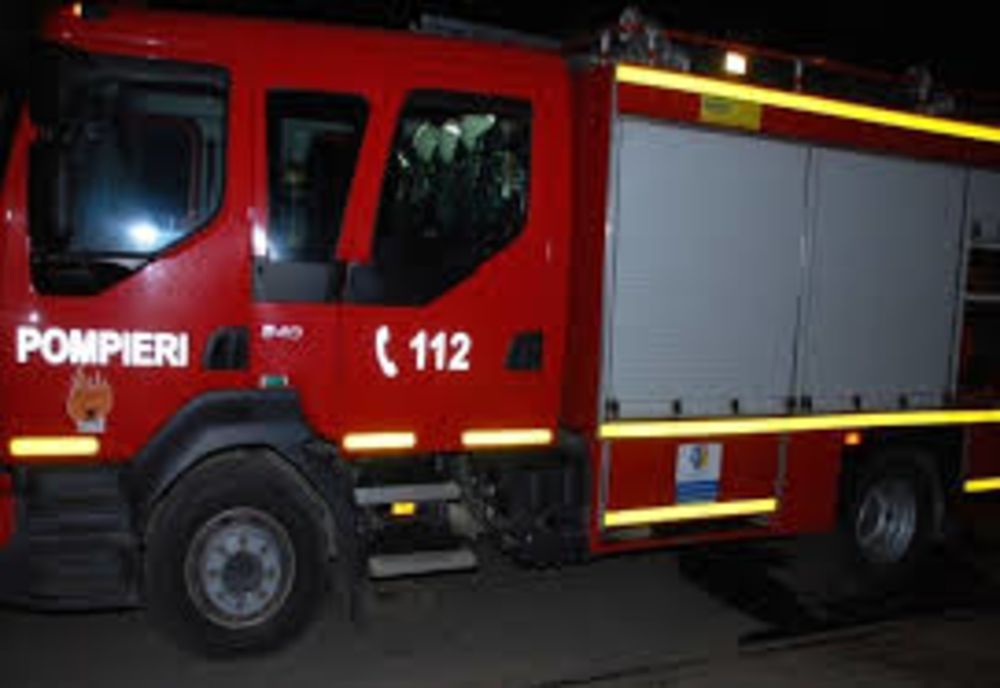 O gospodărie din Șimișna, cuprinsă de flăcări în miez de noapte