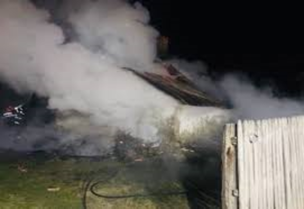  Gospodărie cuprinsă de flăcări în miez de noapte, în localitatea Cerişa