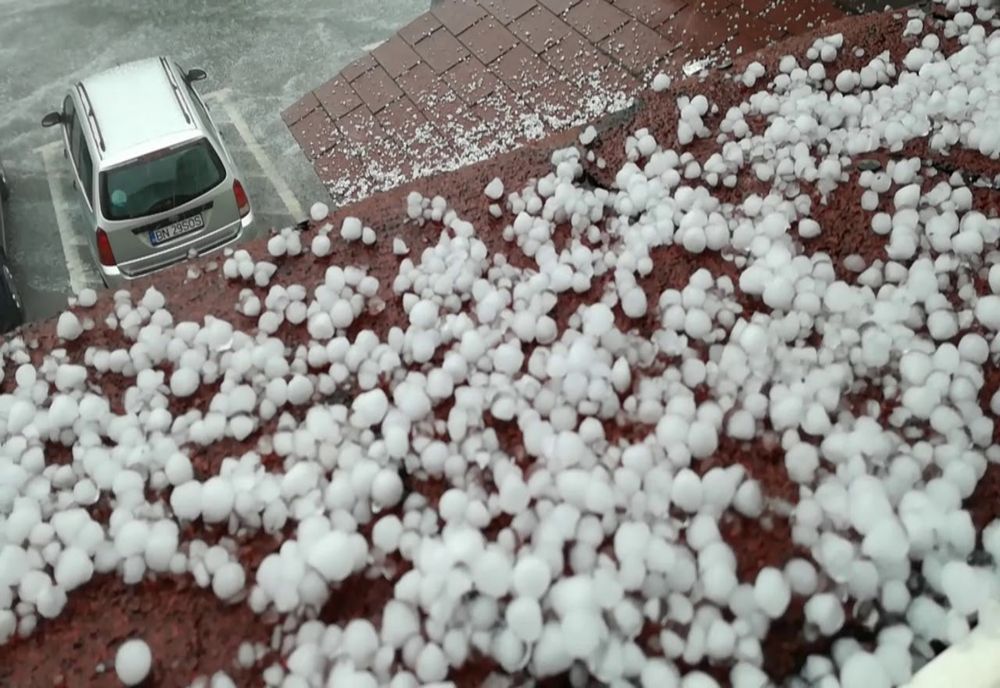 Fenomene meteo periculoase în Zalău: curți și gospodării inundate, mașini avariate  și copaci căzuți