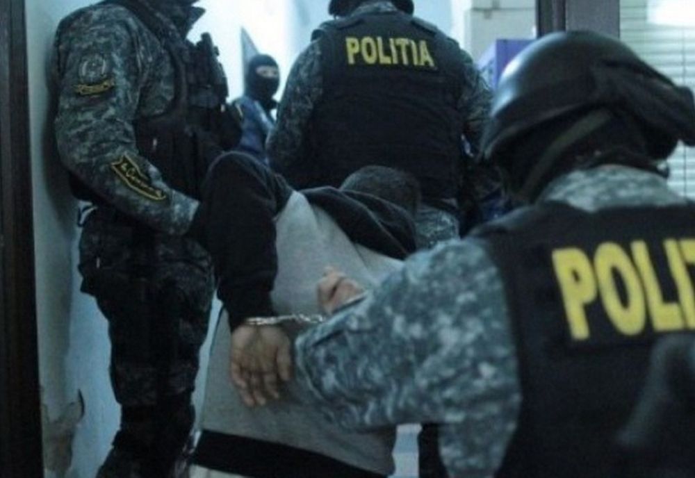 Livrator de pizza bătut şi tâlhărit de doi minori! I-au furat pizza, telefonul, cheia de la maşină şi banii