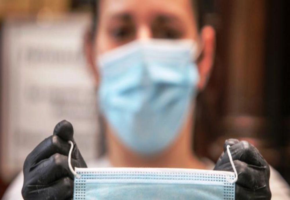 Purtarea măştii de protecţie devine obligatorie în toate spaţiile publice aglomerate din Sălaj