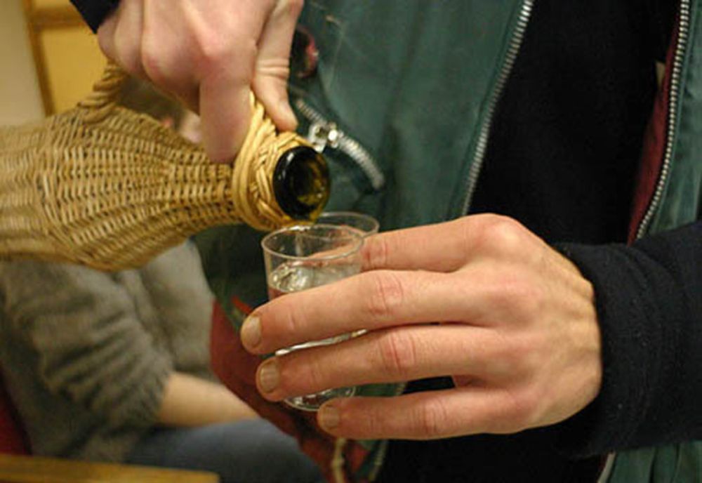 Un tânăr din Sălaj a spart o maşină pentru a fura o sticlă de ţuică