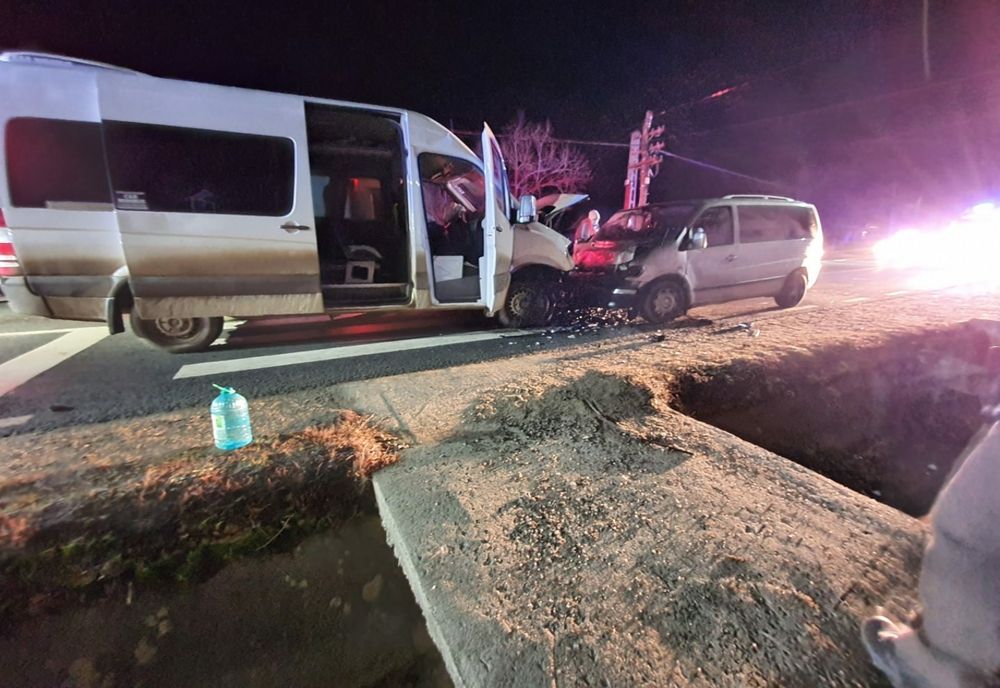 FOTO | Grav accident în Valea Chioarului! Impact între două microbuze, mai multe persoane rănite