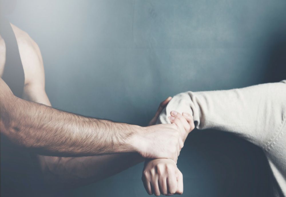 Tânăr de 16 ani arestat după ce a violat o minoră