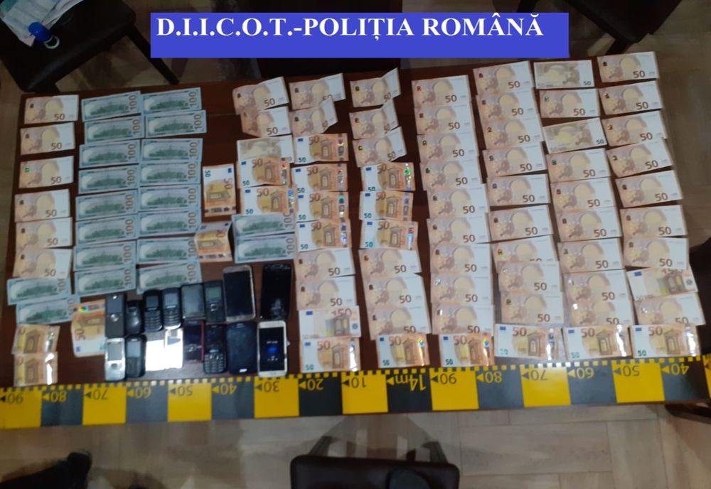 Țigări de contrabandă și un autoturism au fost indisponibilizate de polițiști