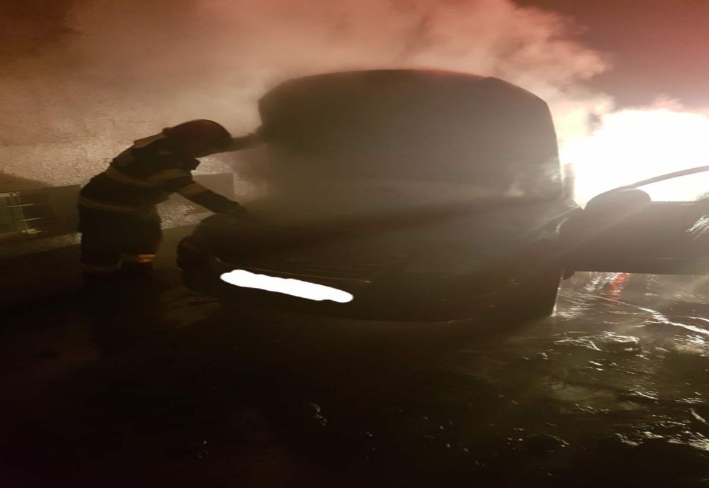 FOTO | Maşină distrusă de un incendiu în Zalău
