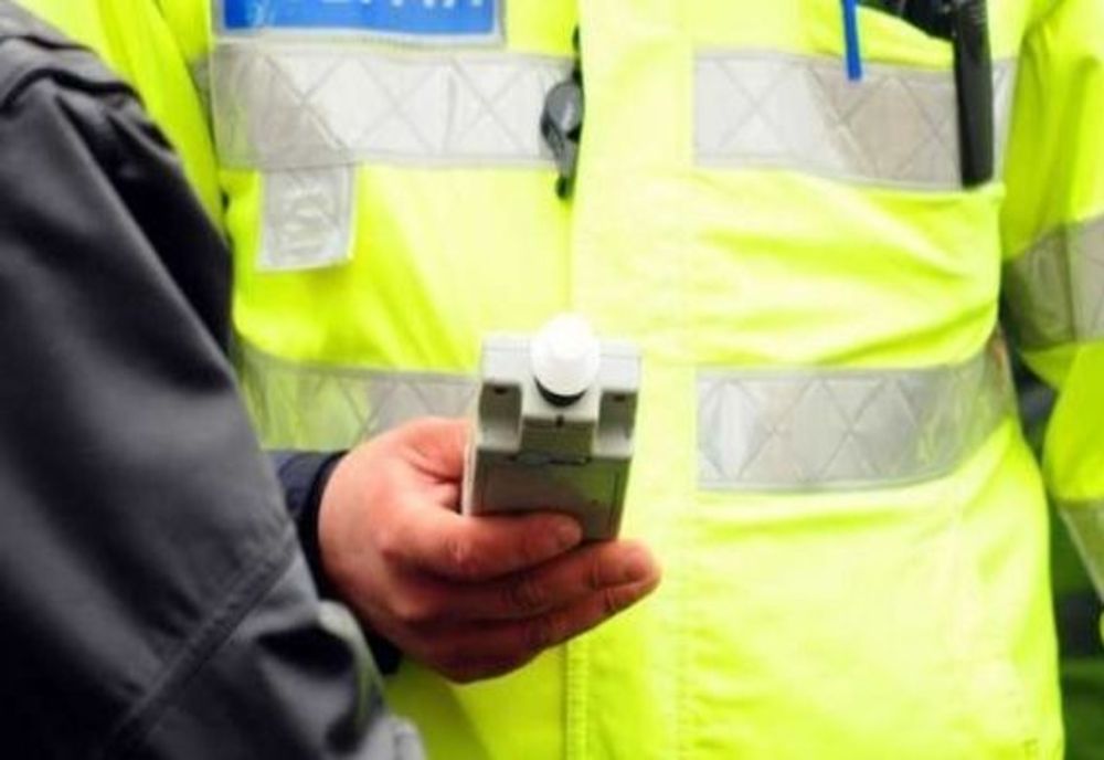 Doi zălăuani prinşi băuţi la volan pe aceeaşi stradă