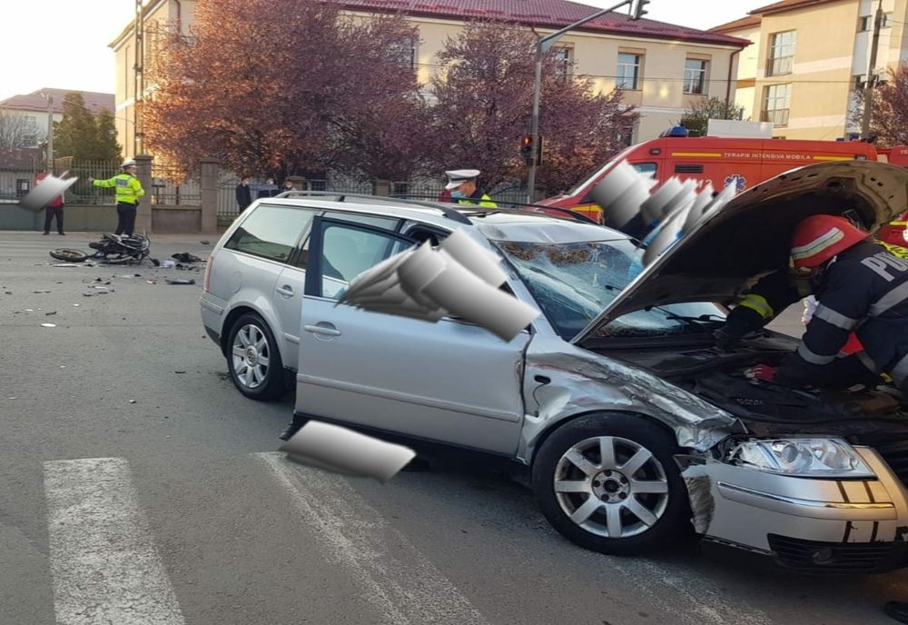 Accident în Zălău! Un motociclist de 17 ani și o femeie, la spital