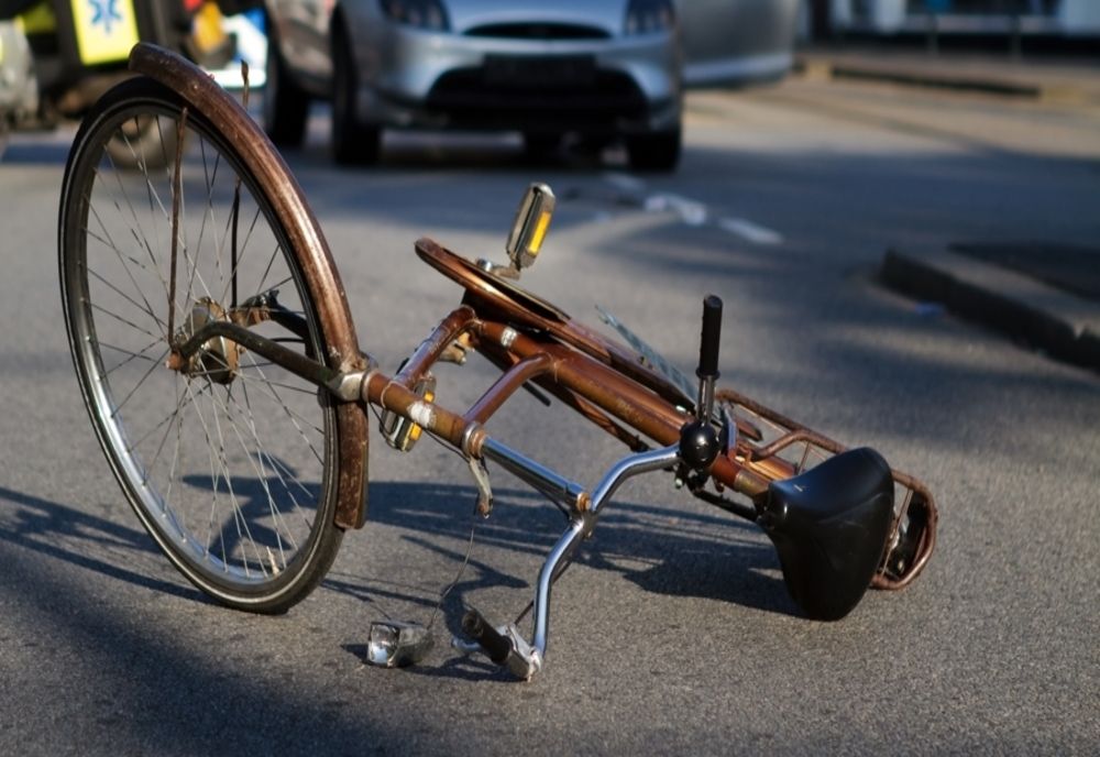 Accident neobişnuit în Cheud! Femeie lovită de un biciclist beat