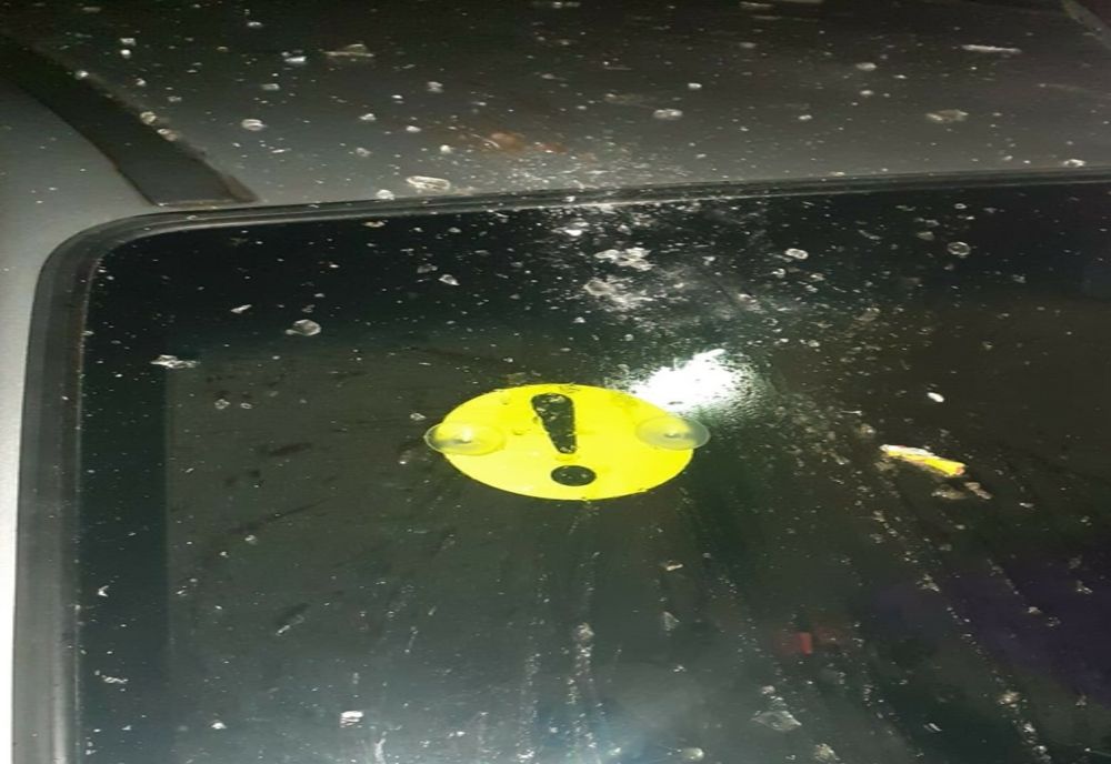 Scandal în Zalău! O femeie aflată la geamul locuinţei a aruncat cu sticle după un bărbat aflat în faţa blocului