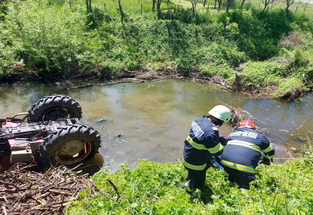 Tractor răsturnat, în Jibou! Un bărbat de 73 de ani, prins în interior, a scăpat nevătămat