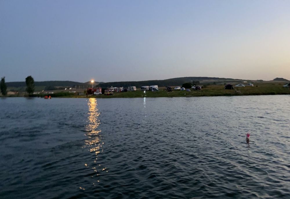 Bărbatul înecat în lacul Vârșolț este din Bihor! Se afla la pescuit cu alți 3 prieteni. Poliția a demarat o anchetă