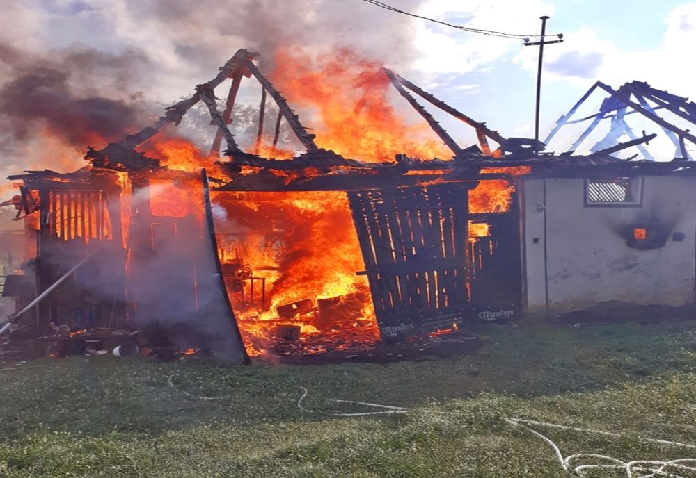 Incendiu violent în Rona! O anexă gospodărească, mistuită de flăcări