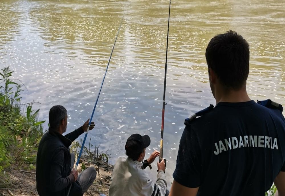 Peste 60 de pescari verificaţi de jandarmii sălăjeni! Au fost aplicate 8 amenzi