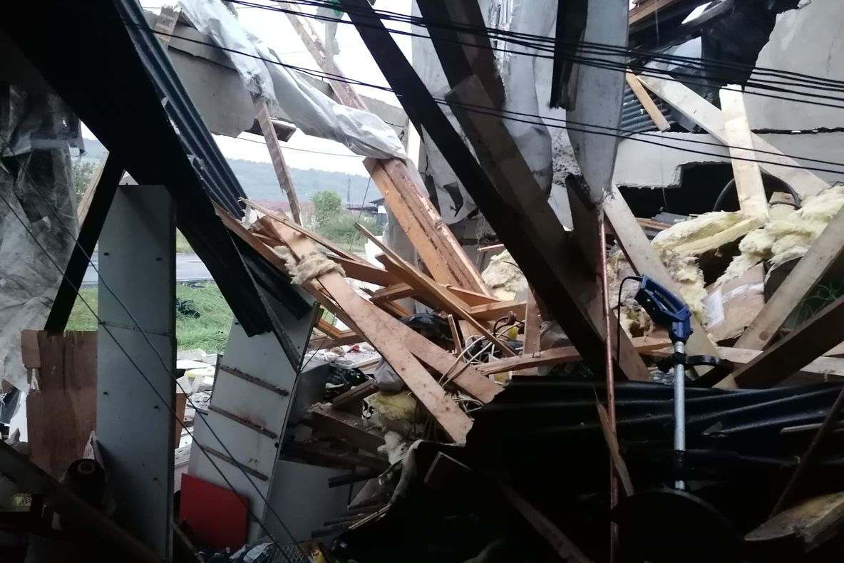 Explozie într-o hală din localitatea Zăuan | Intervin pompierii din Nuşfalău (FOTO)