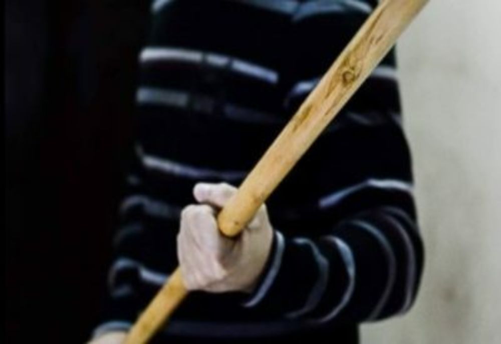 Bărbat din Jibou bătut de soţie cu coada de la mătură! Au intervenit jandarmii