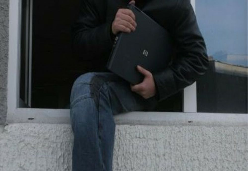 Bunuri în valoare de 1300 de euro furate dintr-o locuință din Mirșid