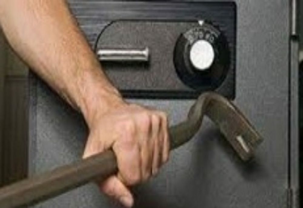 Turc reţinut după ce a furat un seif cu bani din sediul unei firme din Sălaj