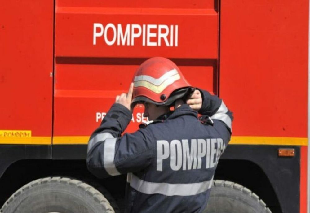Locatarii unui bloc din Zalău, evacuați de pompieri! În imobil s-a simțit miros înțepător de gaz