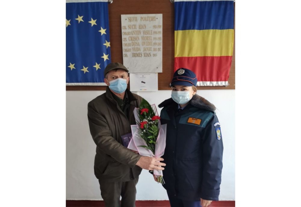 O elevă a Şcolii de Poliţie din Cluj recompensată cu un buchet de flori după ce a găsit şi înapoiat 20 de tichete de masă unui bărbat din Cehu Silvaniei (FOTO)