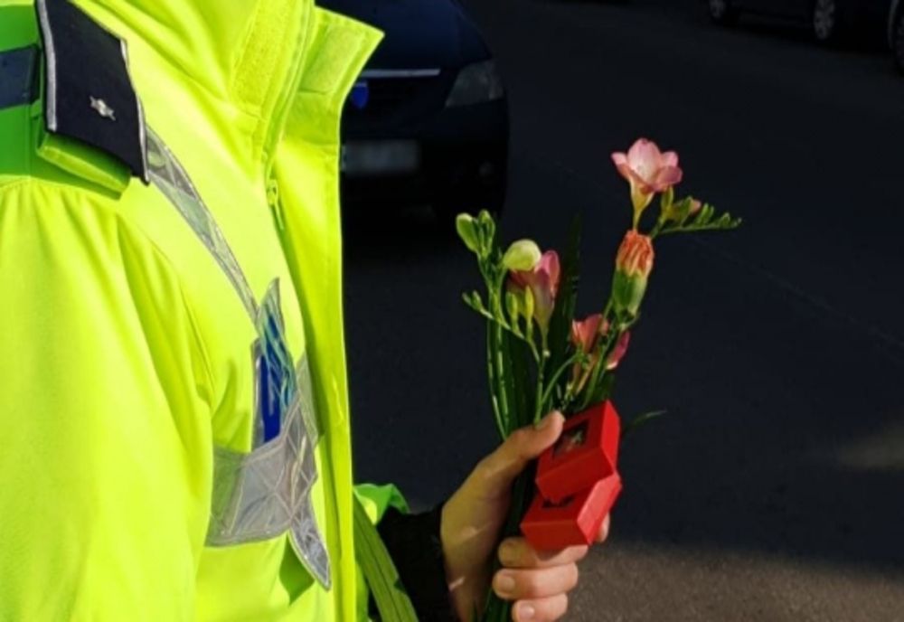 Flori oferite de polițiștii sălăjeni participantelor la traficul rutier