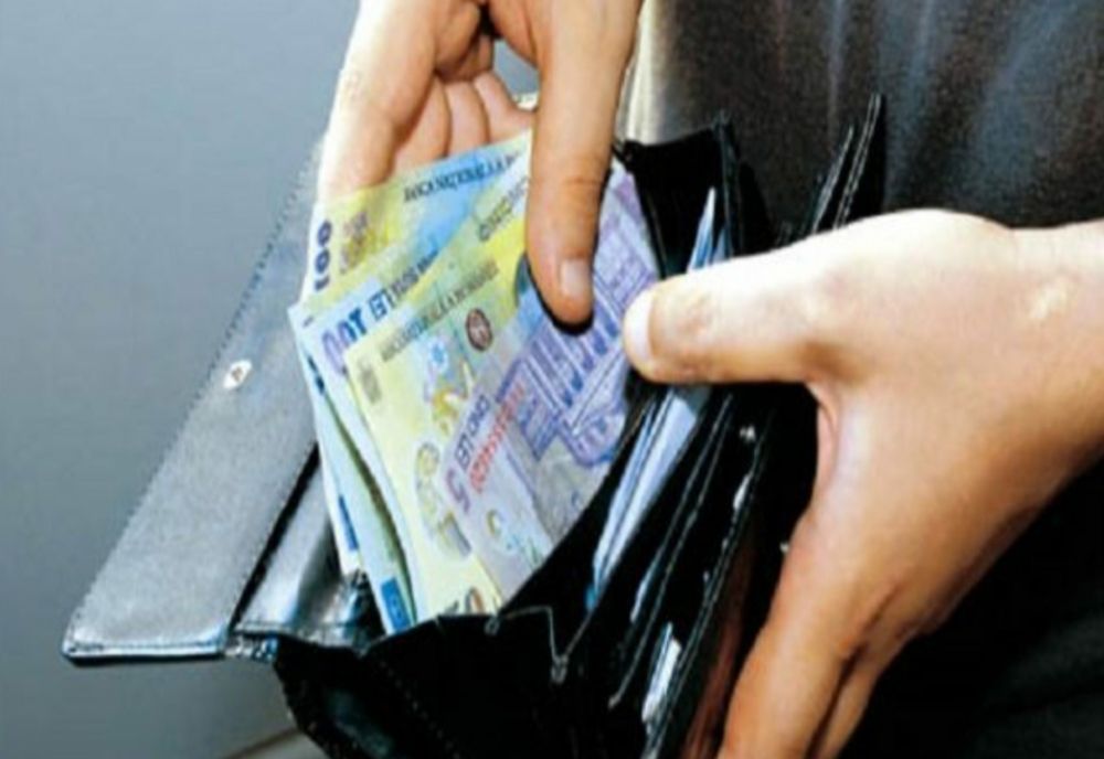 Spirit civic la Zalău! O tânără de 24 de ani a predat poliţiştilor o sumă de bani pe care i-a găsit lângă un bancomat 