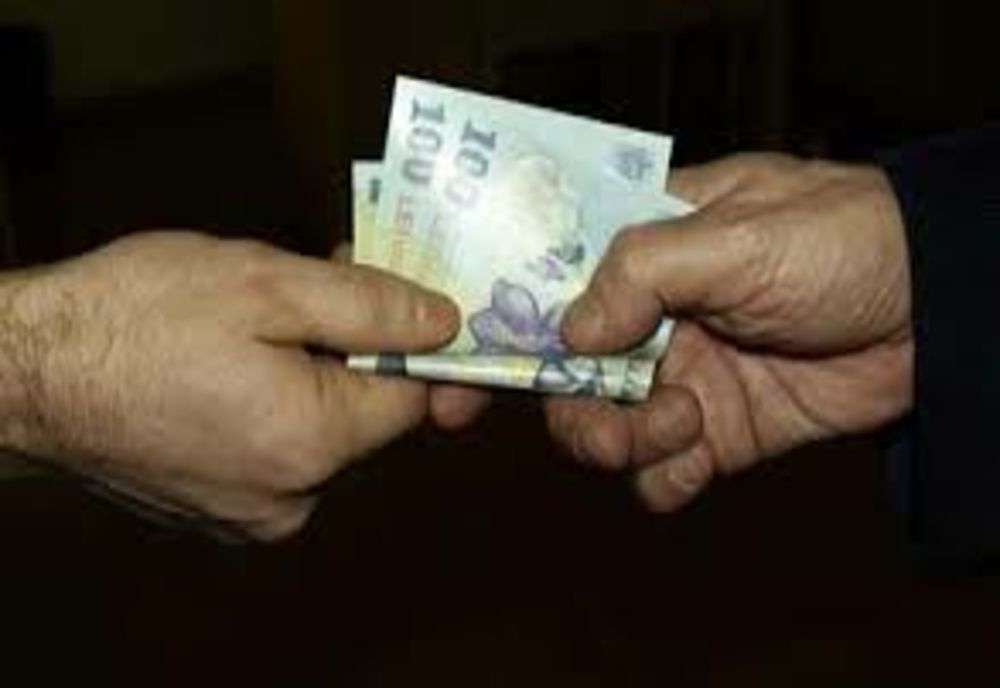 Un şofer aflat în comă alcoolică a încercat să mituiască doi agenţi de poliţie din Nuşfalău