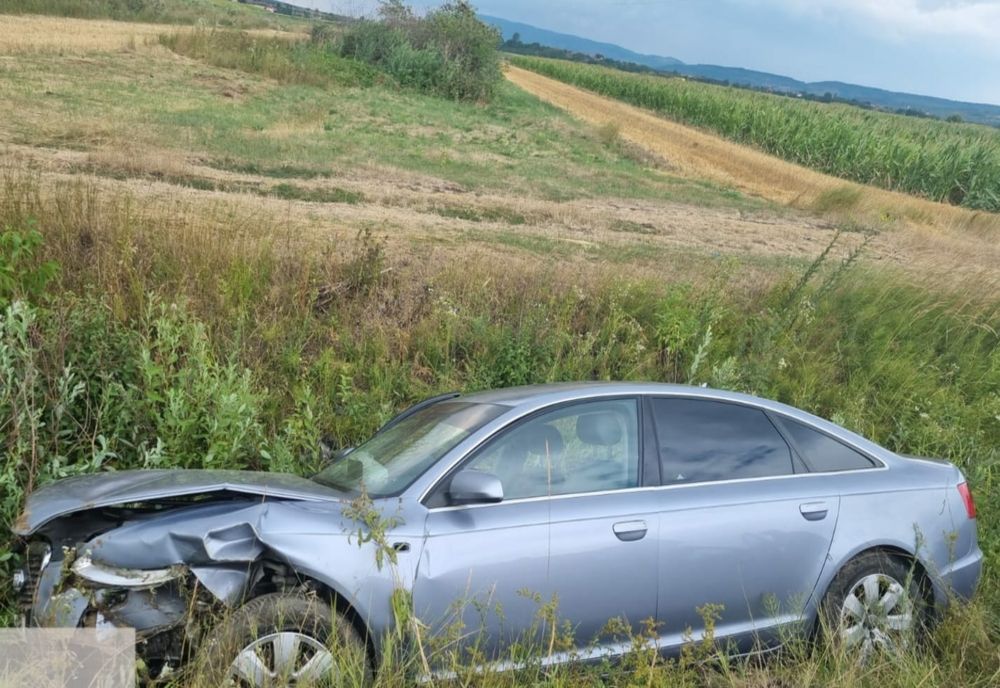 Accident rutier în zona barajului Vârşolţ! Două persoane au ajuns la spital (FOTO)