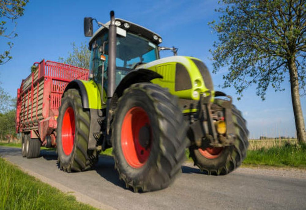 A condus un tractor neînmatriculat și s-a ales cu dosar penal