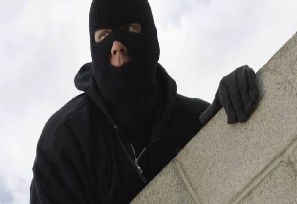 Jafuri în stil mafiot în Sălaj! Mascați cu cagule au jefuit două bătrâne 